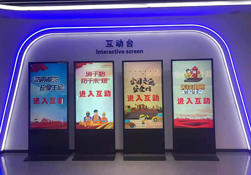 立式廣告機(jī)的獨(dú)特性主要體現(xiàn)在哪方面？